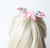 Ozdoby do vlasov - Svetlo ružová ľanová gumička "scrunchie" s vyšívanou mašličkou - 11678653_
