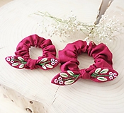 Ozdoby do vlasov - Tmavo ružová ľanová gumička "scrunchie" s vyšívanou mašličkou - 11678685_
