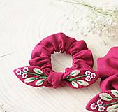 Ozdoby do vlasov - Tmavo ružová ľanová gumička "scrunchie" s vyšívanou mašličkou - 11678686_