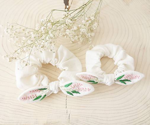Ozdoby do vlasov - Biela ľanová gumička "scrunchie" s vyšívanou mašličkou - 11678615_