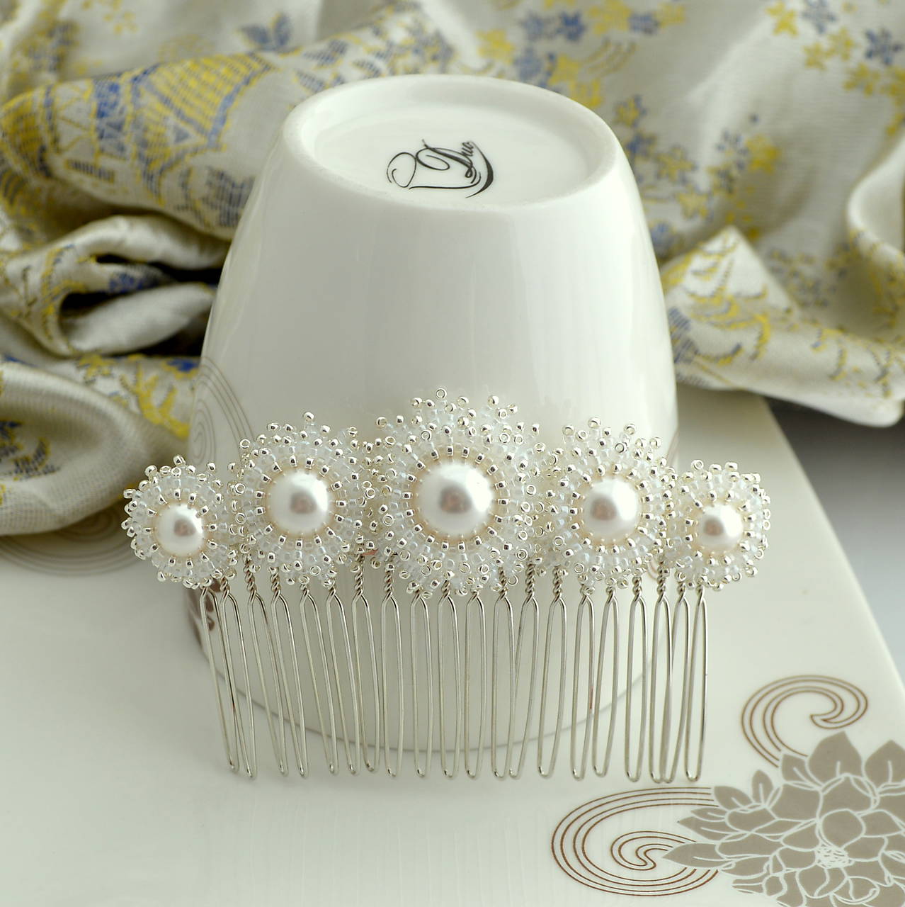 Perlový hrebienok s bielymi a postriebrenými korálkami (Swarovski)