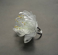 Prstene - Prsteň biely kvet z recyklovaných PET fliaš - 11687490_