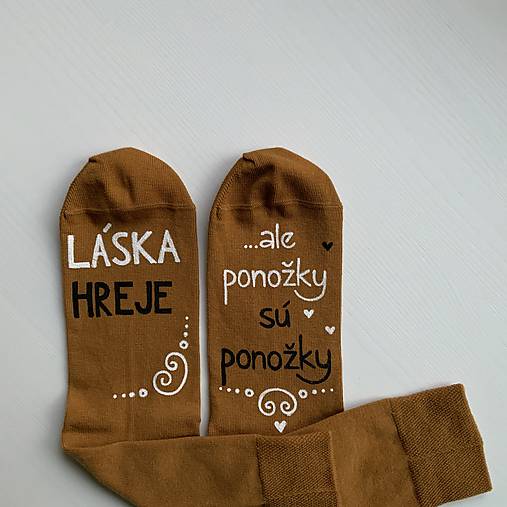 Maľované ponožky s nápisom “LÁSKA HREJE, ale ponožky sú ponožky :) (horčicové)