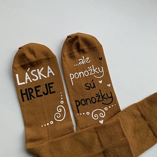 Maľované ponožky s nápisom “LÁSKA HREJE, ale ponožky sú ponožky :) (horčicové)
