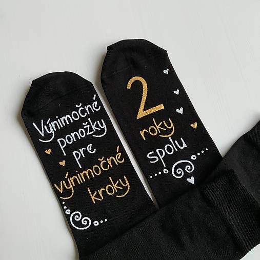 Maľované čierne ponožky s nápisom "Výnimočné ponožky pre výnimočné kroky / 2 roky (spolu")