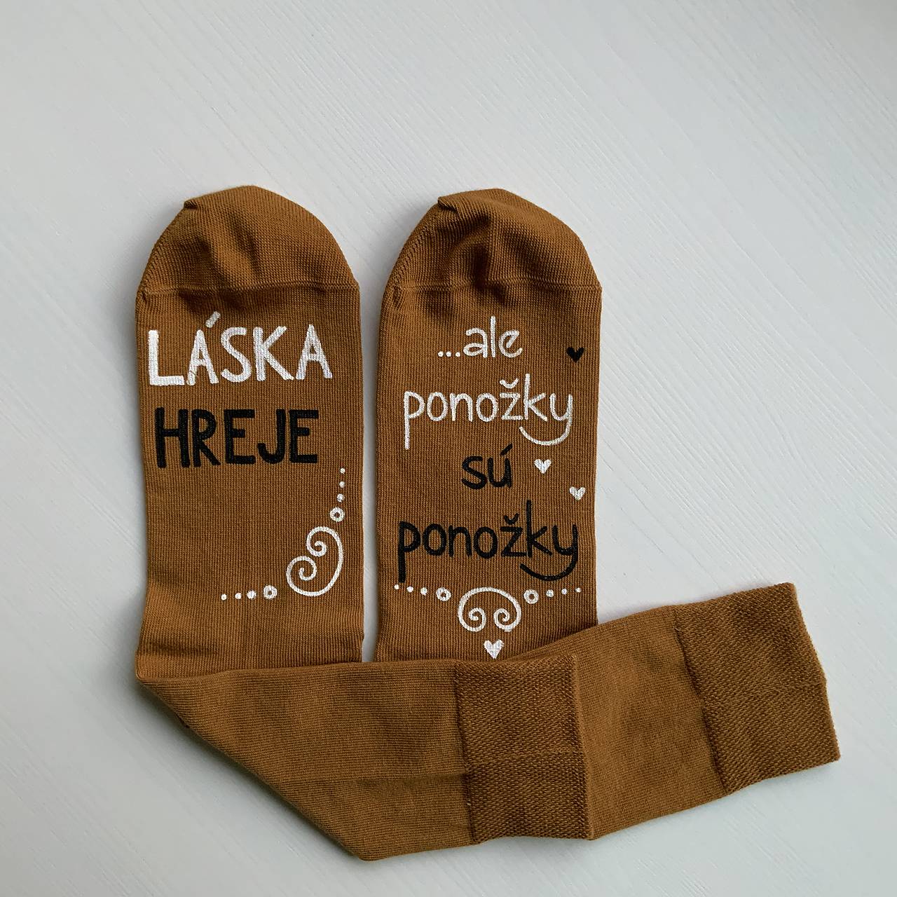 Maľované ponožky s nápisom “LÁSKA HREJE, ale ponožky sú ponožky :) (horčicové)