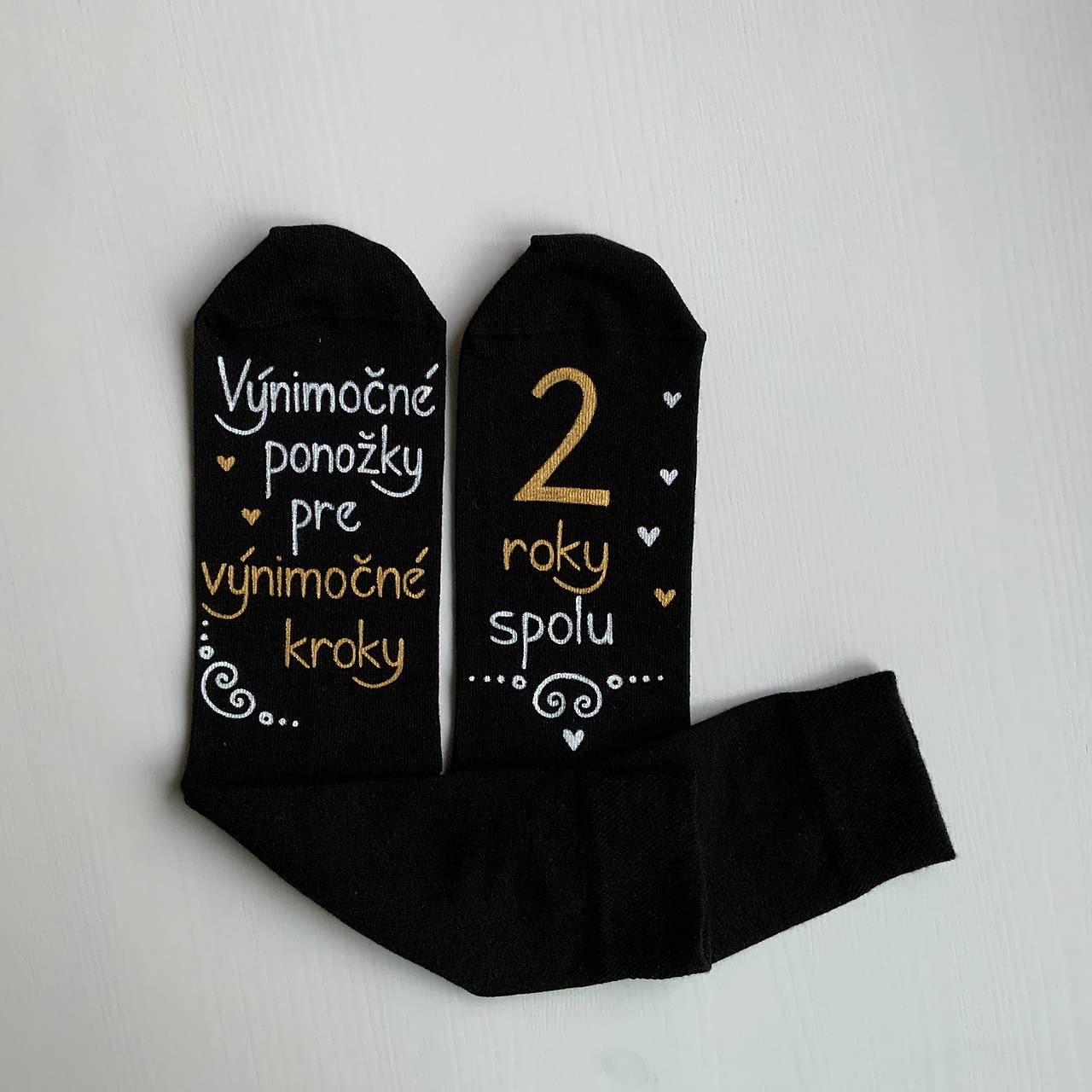 Maľované čierne ponožky s nápisom "Výnimočné ponožky pre výnimočné kroky / 2 roky (spolu")
