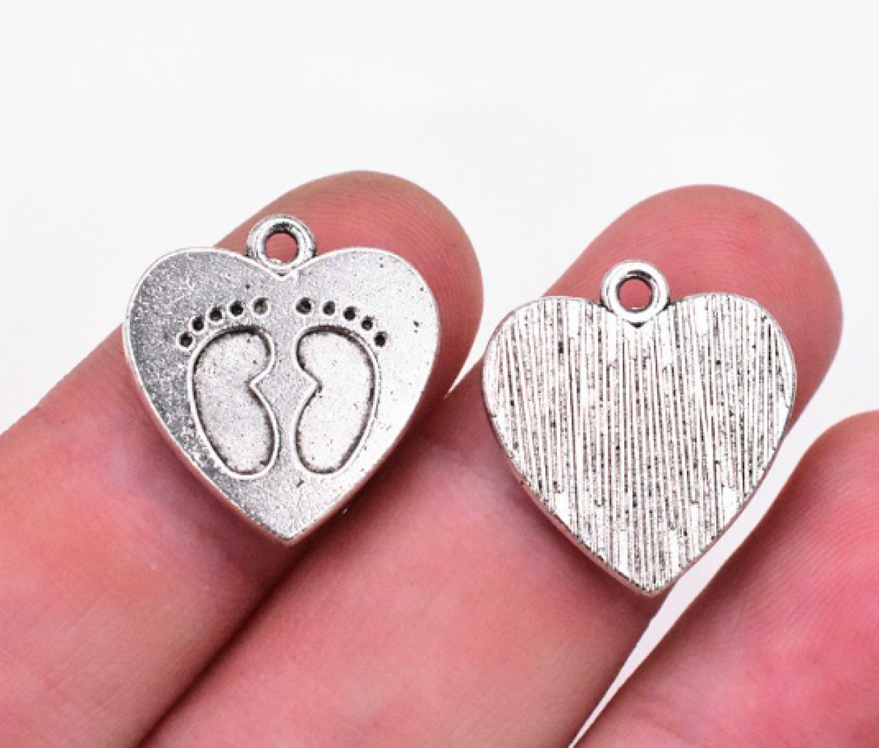 PR102 Prívesok srdiečko s nožičkami 2 x 1,8 cm