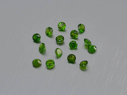 Minerály - CHROM DIOPSID prírodný okrúhly 2mm - 11694647_