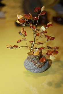 Dekorácie - Stromček pre šťastie z pravého prírodného baltického jantáru - 11696925_