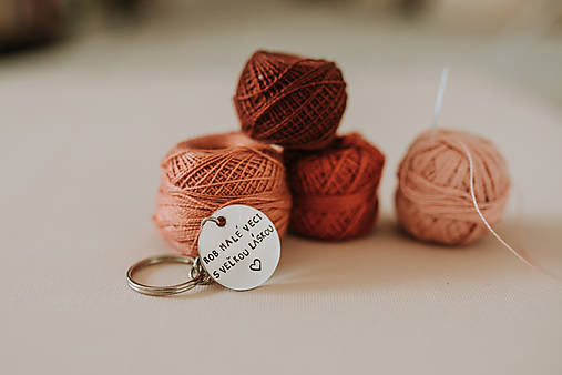 Kľúčenky - Prívesok na kľúče ROB MALÉ VECI S VEĽKOU LÁSKOU ❤ - 11697172_