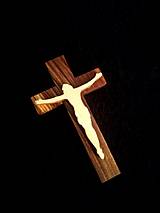 Dekorácie - Drevený kríž-Ježiš na kríži - 11697094_