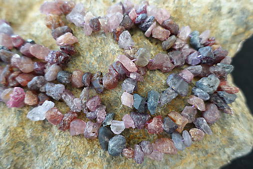 Minerály - Spinel 5x14 - 11706860_