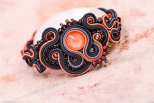 Náramky - Broskyňovo-sivý soutache náramok - 11710691_