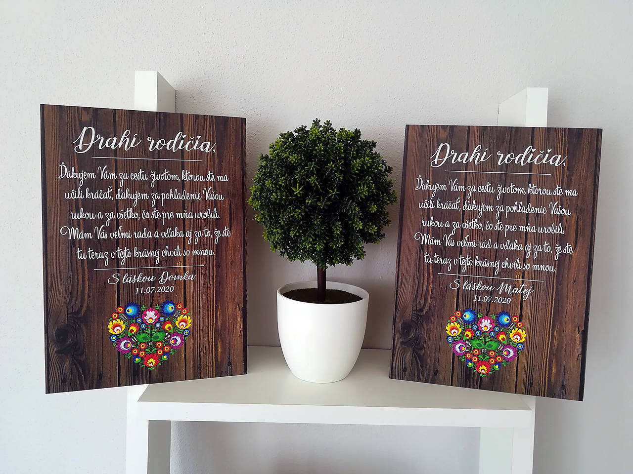 Svadobná tabuľka (1ks) - poďakovanie rodičom  (Drevené pozadie s ľudovým srdiečkom)