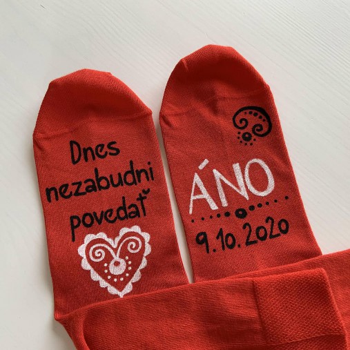 Maľované ponožky pre ženícha (Červené s bielo čiernu kombináciou maľby)