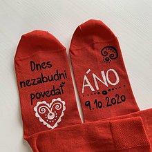 Ponožky, pančuchy, obuv - Maľované ponožky pre ženícha (Červené s bielo čiernu kombináciou maľby) - 11712062_