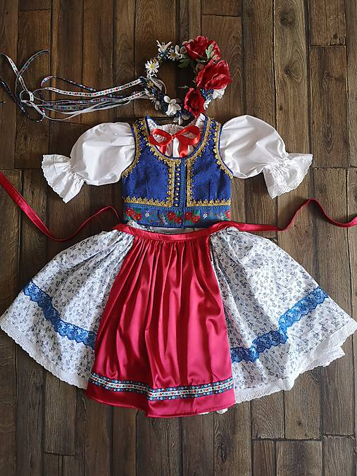 Dievčenský folklórny odev