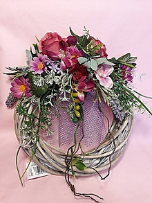 Dekorácie - Prútený dekoratívny veniec z ružových a fialových kvetov  /24/ - 11751501_