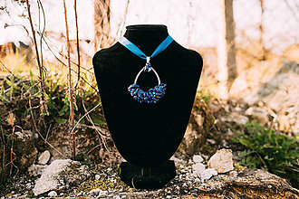 Náhrdelníky - Pletený prívesok z lapis lazuli - 11757453_