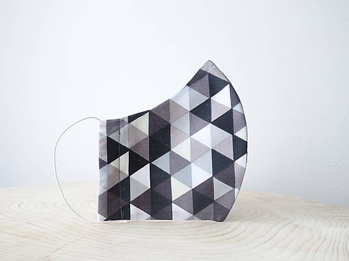 Tvarované 3 vrstvové ochranné rúško 100% bavlna s priestorom na filter - L- pánske  (Trojuholníky v šedých odtieňoch)