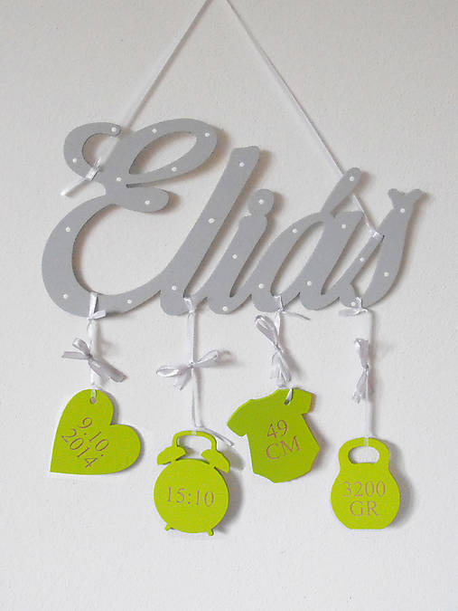 Drevené meno na stenu s údajmi o narodení