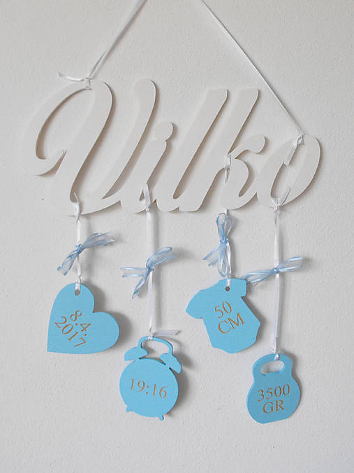 Drevené meno na stenu s údajmi o narodení