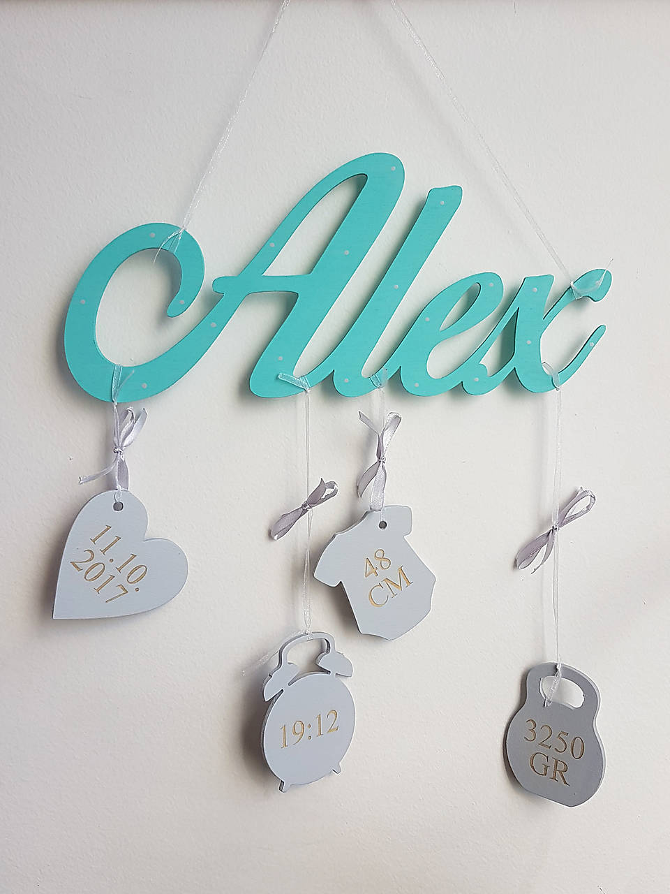 Drevené meno na stenu s údajmi o narodení