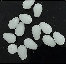 Korálky - Sklenená korálka brúsená slza, kvapka, 8 x 12 mm, 1 ks (biela mliečna) - 11767368_