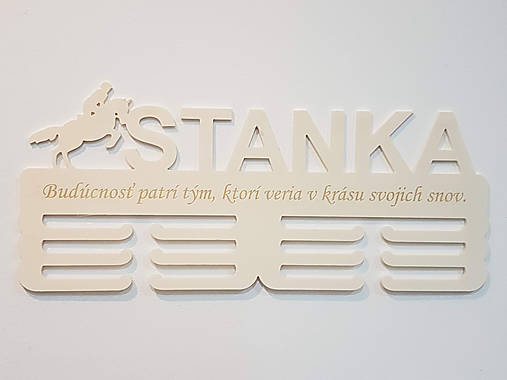 Drevený držiak na medaile s menom 45cm parkúrové jazdenie a vylaseroavním textom