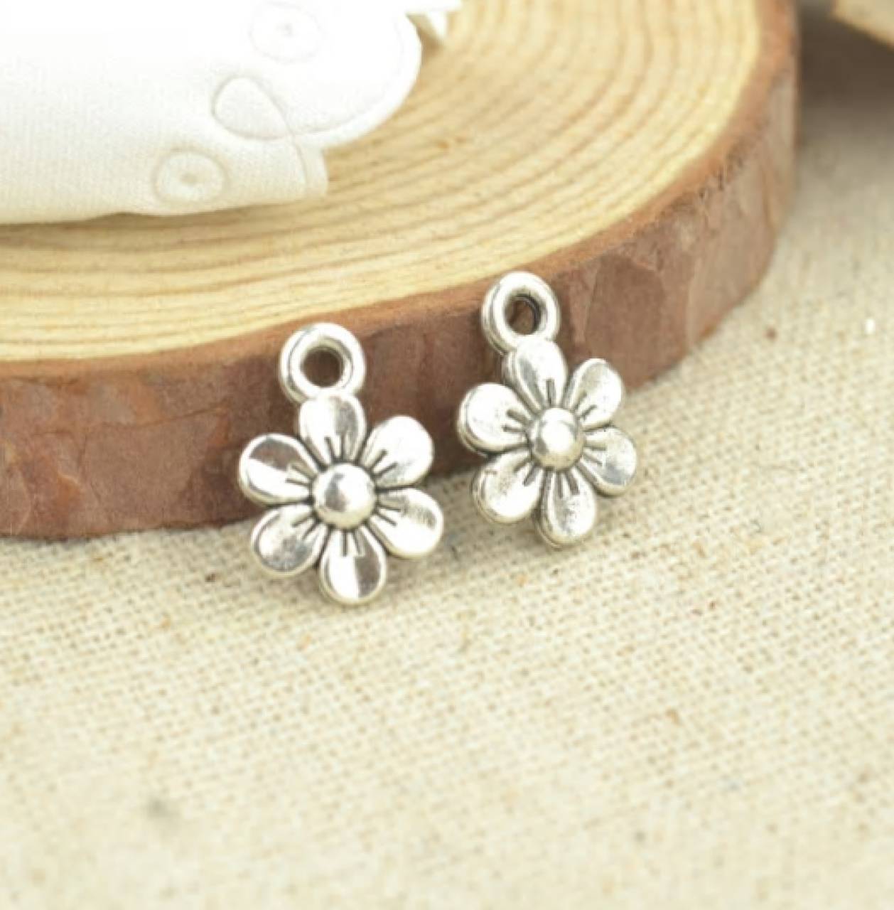 PR102 Prívesok kvietok 1,4 x 1,0 cm 