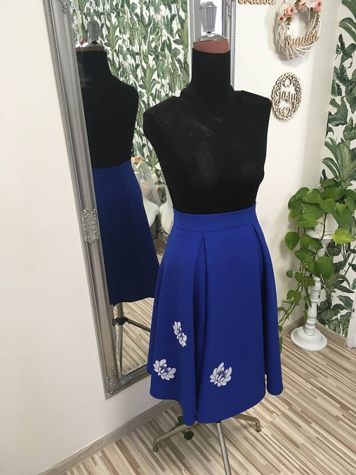 Kruhová sukňa modrá s výšivkou
