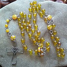 Náhrdelníky - Korálikový ruženec s cínovaným krížikom (žltý) - 11787131_