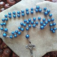 Náhrdelníky - Perličkový ruženec s cínovaným krížikom (modrý vrúbkovaný) - 11787243_
