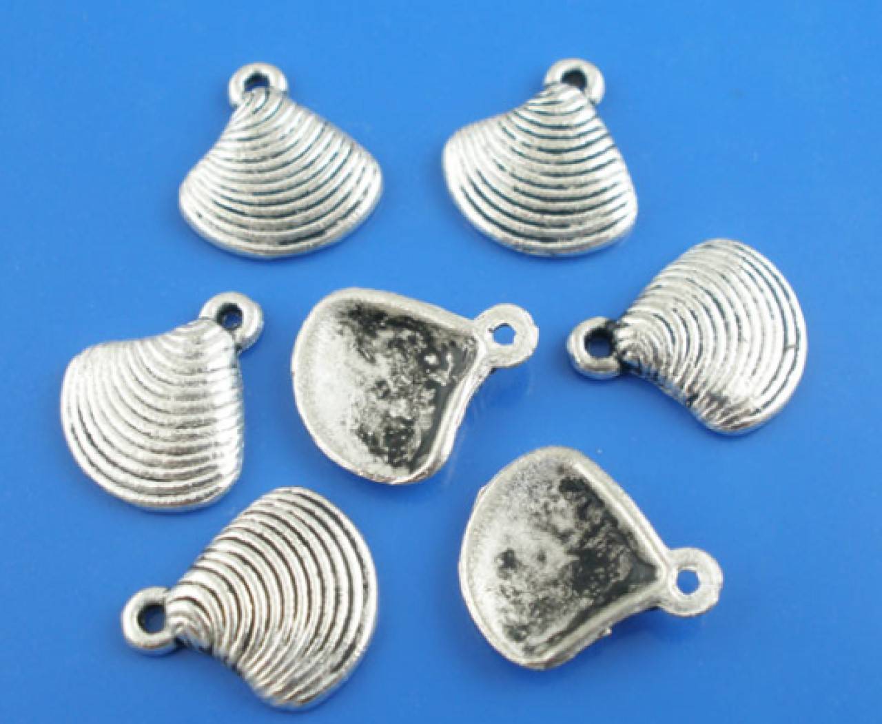 PR179 Prívesok mušľa 1,5 x 1,3 cm