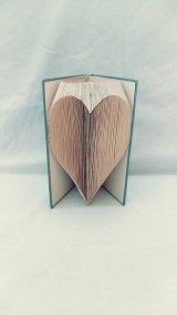 Dekorácie - Srdce - vyskladané z knihy - 11793015_