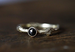 Prstene - Vetvičkový s čiernym diamantom zase inak - 11800187_