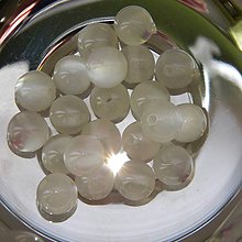 Korálky - Sklenené koráliky guličky 10mm s prieťahom (Biela) - 11813594_