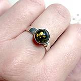 Prstene - Simple Green Amber AG925 Ring / Jemný strieborný prsteň so zeleným jantárom - 11821936_