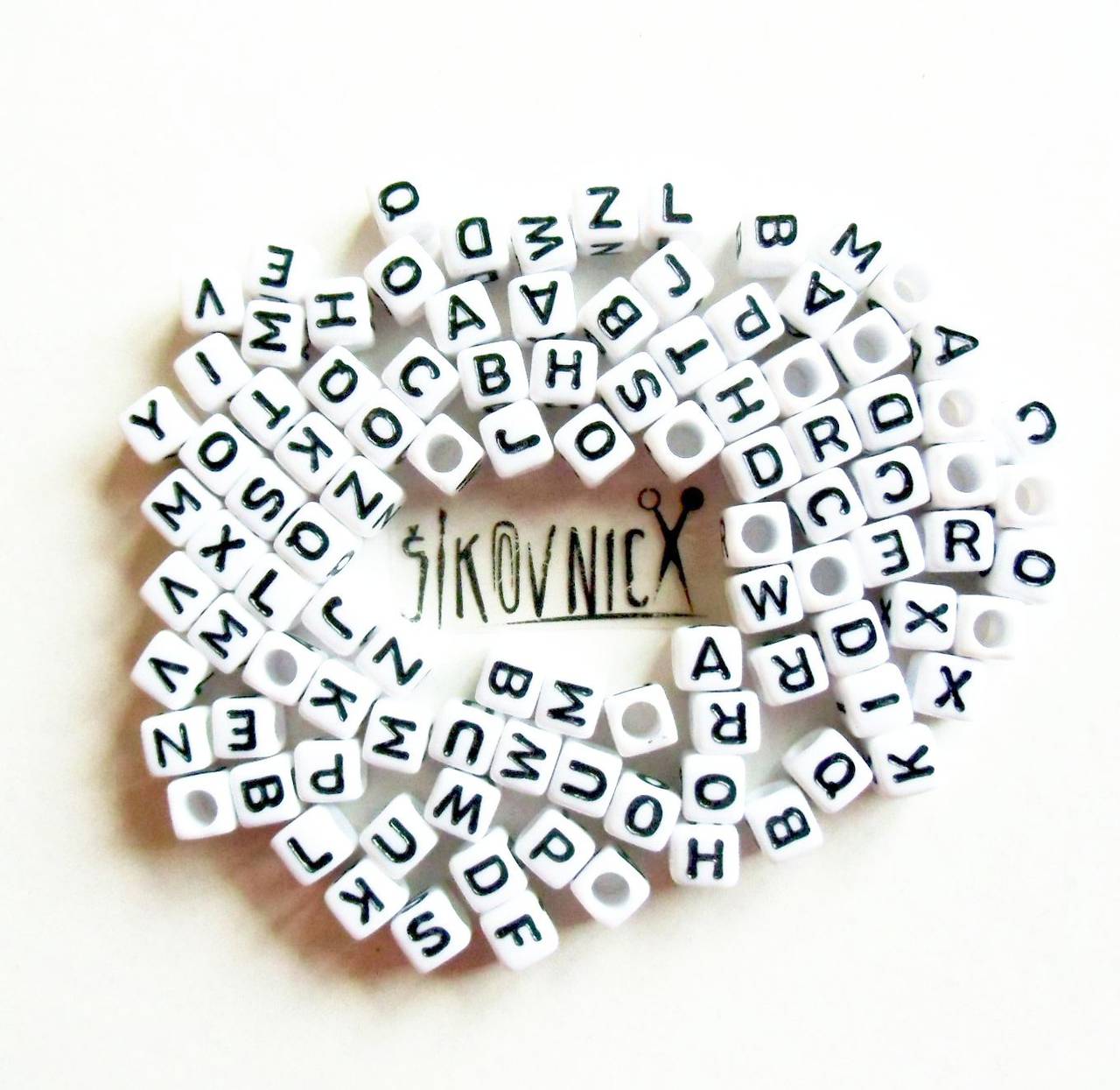 Plastové písmenká, čierno-biele