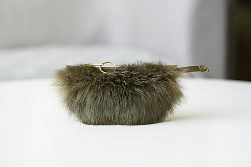  - Koženo-kožušinová kľúčenka- OLIVE GREEN - 11824099_