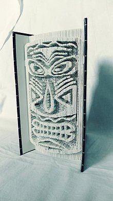 Dekorácie - Totem 2 - vyskladaný z knihy - 11821366_