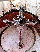 Náhrdelníky - krížik - zdobený akantovým vzorom - 11843094_