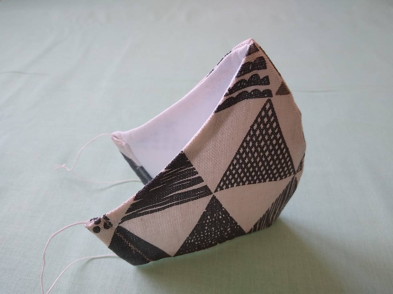 Dizajnové rúško trojuholník tvarované dvojvrstvové