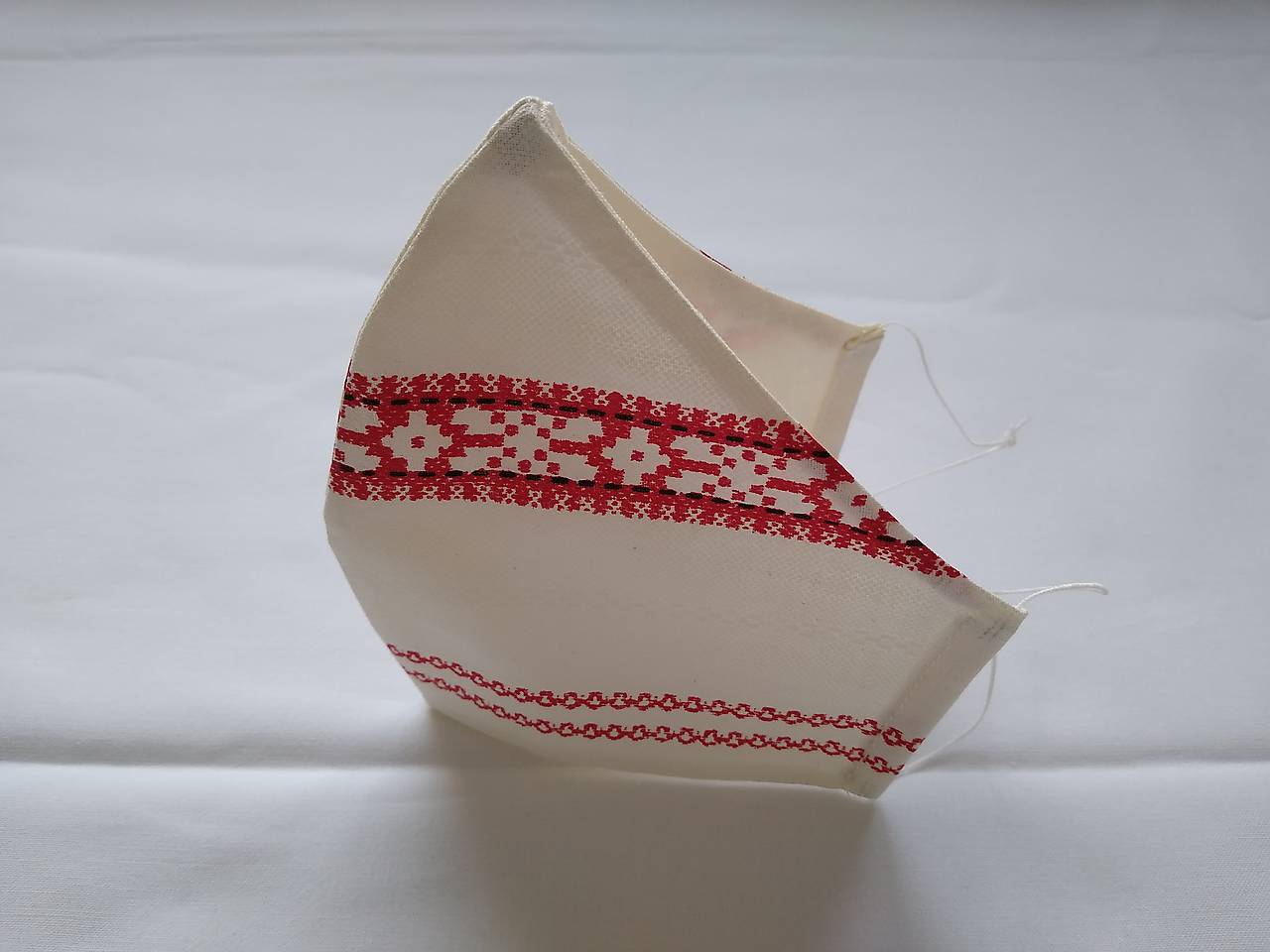 Dizajnové rúško folk červené I. tvarované dvojvrstvové