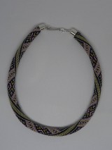 Náhrdelníky - Čierny náhrdelník s geometrickým vzorom - 11867648_
