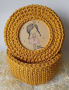 Úložné priestory & Organizácia - Handmade háčkovaný košík z kvalitných šnúr s vrchnákom s maľovaným motívom (detským/dievčenským) (Mustard + princezná) - 11865830_
