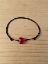 Náramky - jednoduchý šnúrkový náramok s červeným srdcom - 11866365_