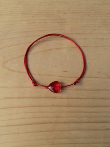 Náramky - jednoduchý šnúrkový náramok s červeným srdcom (Červená) - 11866393_