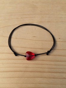 Náramky - jednoduchý šnúrkový náramok s červeným srdcom (Čierna) - 11866420_